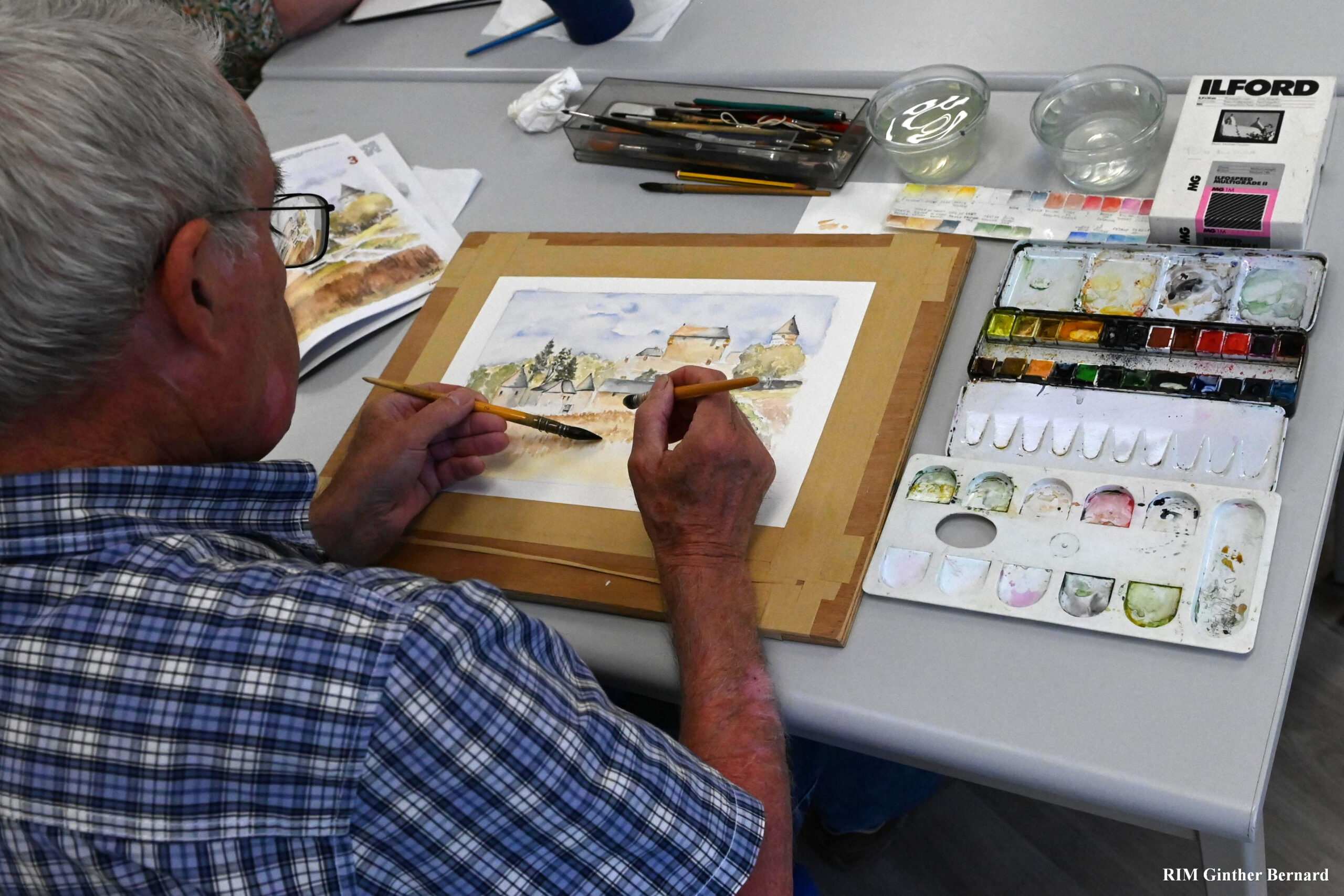 un adhérent de l'association peint à l'aquarelle