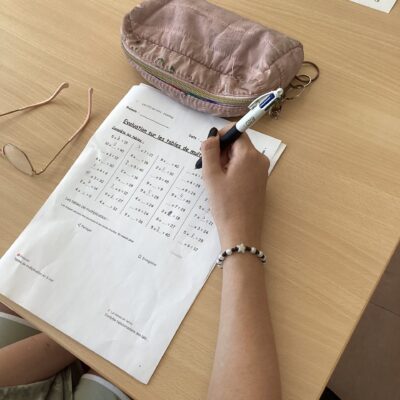 gros plan sur devoir de CLAS