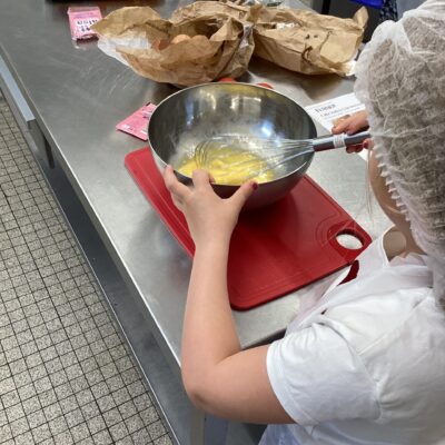 plan sur un enfant en train de cuisiner