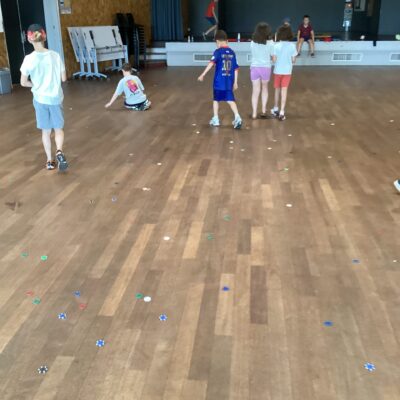 plan moyen sur enfants en train de jouer