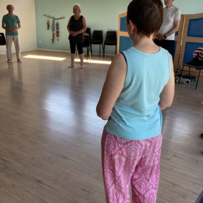 personne en train de pratiquer des gestes